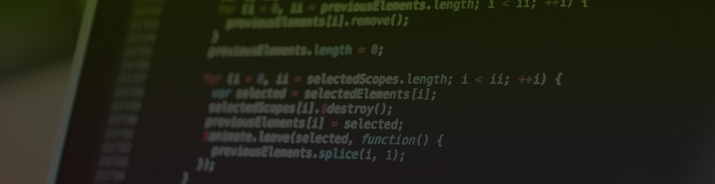 linijki kodu na czarnym tle